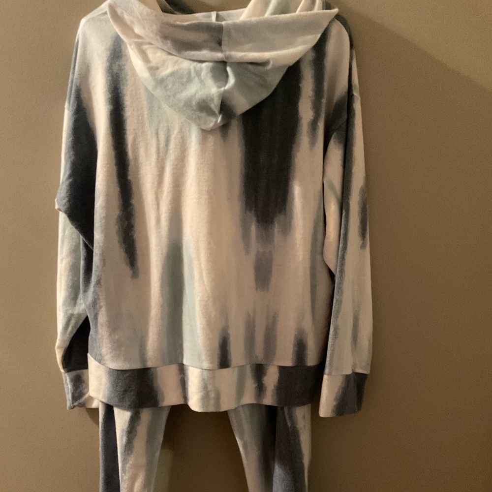 Women joggers large and xl top
Blue and White